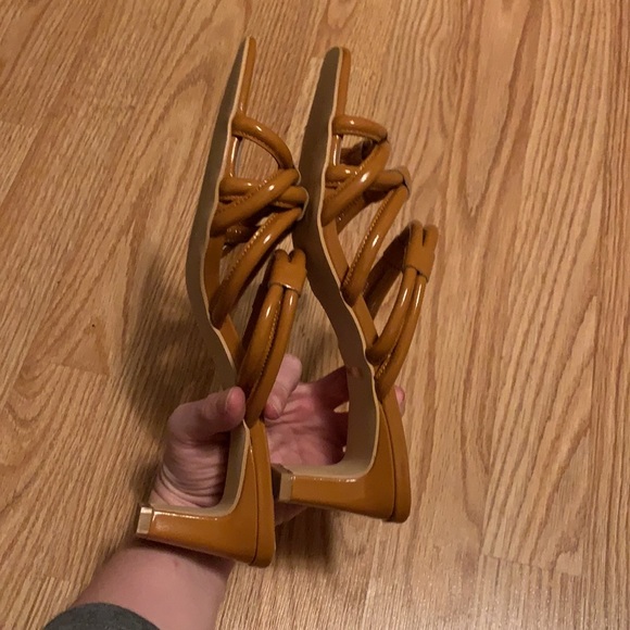 👉Intentionally Blank Strappy Kitten Heels - Picture 5 of 6